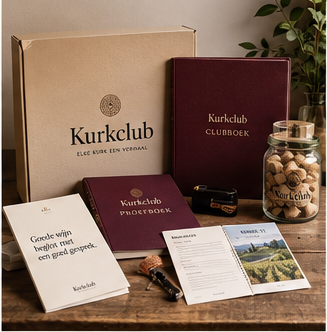 Het startpakket op tafel: doos, clubboek, proefboek en kurkenpot